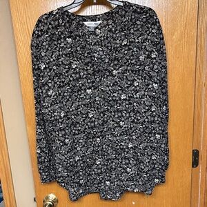 5 for $25 Old Navy Black and White Floral Blouse
